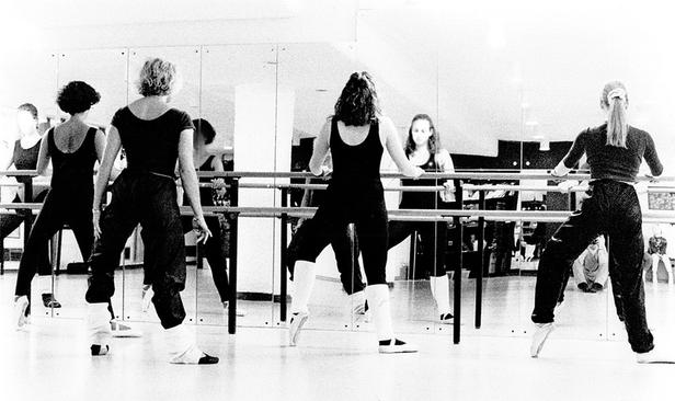 Mulheres adultas dançando em aula de ballet