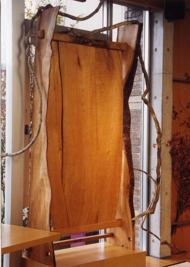 galaxistudio-functional-sculpture-yamazakura-mountain-cherry-wood-abstract-samurai-helmet