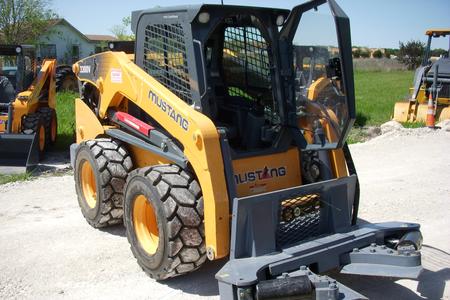 Mustang 3300V Cab/AC with tree shear