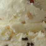 Tropical coconut-flavored ice cream with tons of melt-in-your-mouth chocolate flakes and crispy almond pieces.