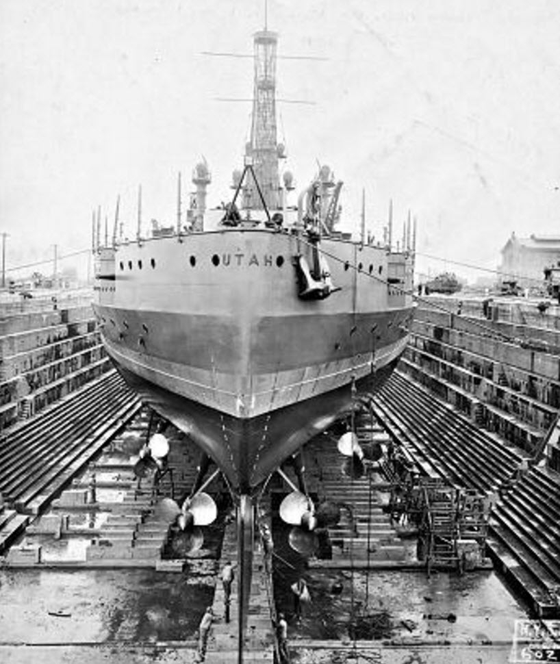 File:USS Ouellet (FF-1077) and USS Whipple (FF-1062) at Pearl Harbor in  1984.JPEG - Wikimedia Commons