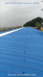 Cubertizo con teja super termoacustica azul y caballete blanco. Buenaventura, Colombia