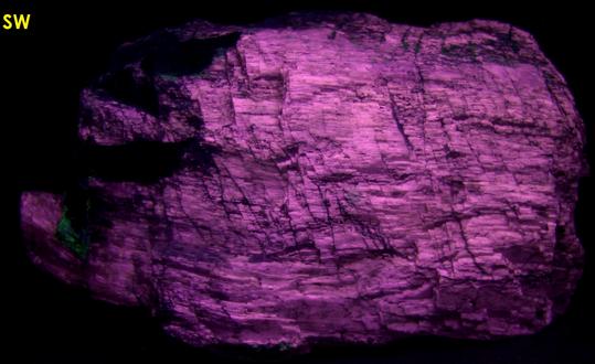 fluorescent AGRELLITE, pink EUDIALYTE - Kipawa alkaline complex, Les Lacs-du-Temiscamingue, Temiscamingue RCM, Abitibi-Temiscamingue, Quebec, Canada