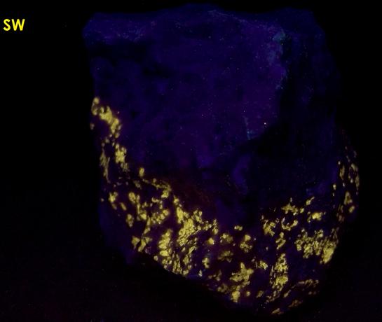 fluorescing NORBERGITE, FLUOROPHLOGOPITE, GRAPHITE, CALCITE - Franklin Quarry (Braens Quarry; Moses Bigelow Quarry; Farber Quarry), Franklin Marble, Franklin, Franklin Mining District, Sussex County, New Jersey, USA