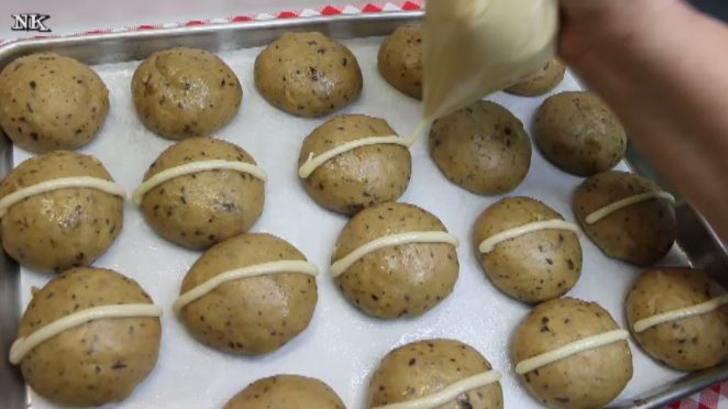 Applying Crosses, Hot Cross Buns Recipe, Noreen's Kitchen