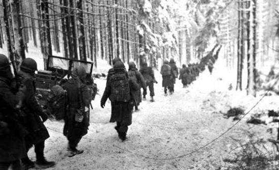 82nd Airborne troops move an SS prisoner to their lines near Malmedy during  the German Ardennes Offensive : r/GermanWW2photos