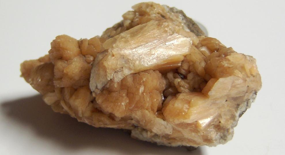 STILBITE, QUARTZ- O & G Woodbury Traprock Quarry (Orenaug Quarry; O & G No. 1 Quarry), Orenaug Hills, Woodbury, Litchfield Co., Connecticut, USA - ex Bill Barrett, ex Karenne Snow