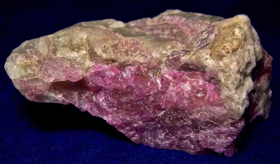 LW SW fluorescent Sodalite, tenebrescent, Ilimaussaq, Narsaq, Kujalleq, Kitaa, Greenland