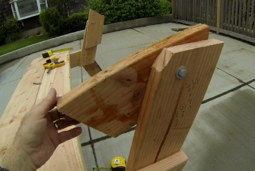 Easy DIY picnic table that folds into bench seats. www.DIYeasycrafts.com