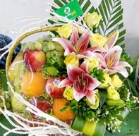 Giỏ quả kèm hoa