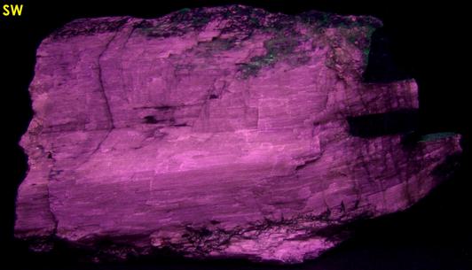 fluorescent AGRELLITE, pink EUDIALYTE - Kipawa alkaline complex, Les Lacs-du-Temiscamingue, Temiscamingue RCM, Abitibi-Temiscamingue, Quebec, Canada