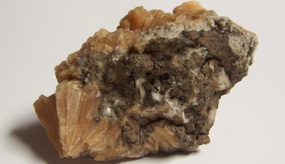 STILBITE, QUARTZ- O & G Woodbury Traprock Quarry (Orenaug Quarry; O & G No. 1 Quarry), Orenaug Hills, Woodbury, Litchfield Co., Connecticut, USA - ex Bill Barrett, ex Karenne Snow