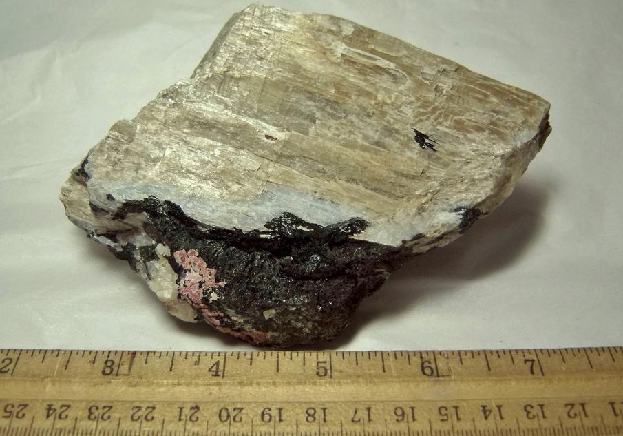 fluorescent AGRELLITE, PECTOLITE, EUDIALYTE, AMPHIBOLE, thorium salts, Kipawa alkaline complex, Les Lacs-du-Temiscamingue, Temiscamingue RCM, Abitibi-Temiscamingue, Quebec, Canada - ex Borden, ex Broken Back Minerals - for sale