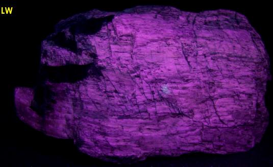 fluorescent AGRELLITE, pink EUDIALYTE - Kipawa alkaline complex, Les Lacs-du-Temiscamingue, Temiscamingue RCM, Abitibi-Temiscamingue, Quebec, Canada