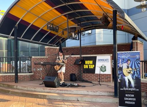 Kyle Langlois performs at UNO Pizzeria & Grill, Springfield, MA r, Springfield, MA