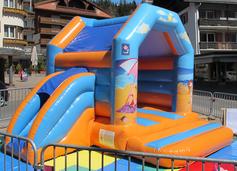Chateau gonfable avec toboggan