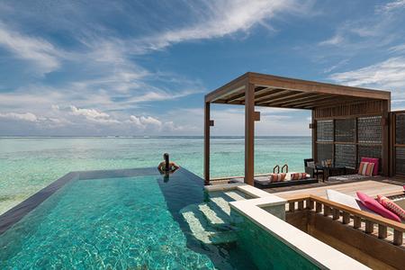 FOUR SEASONS RESORT MALDIVES AT KUDA HURAA: Overwater villa pool