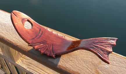 DIY easy Bent Wood Fish Shaped Wine bottle stand. www.DIYeasycrafts.com