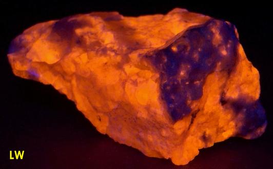 LW SW fluorescent Sodalite, tenebrescent, Ilimaussaq, Narsaq, Kujalleq, Kitaa, Greenland