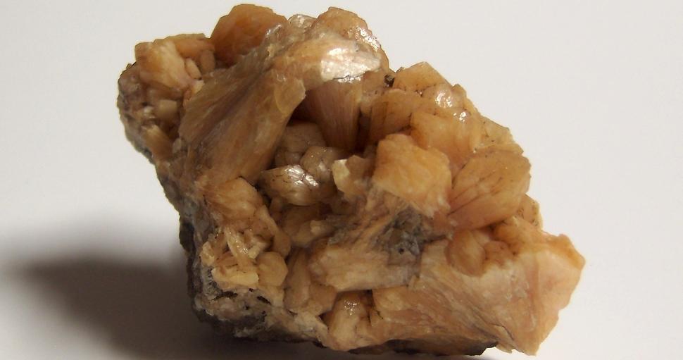 STILBITE, QUARTZ- O & G Woodbury Traprock Quarry (Orenaug Quarry; O & G No. 1 Quarry), Orenaug Hills, Woodbury, Litchfield Co., Connecticut, USA - ex Bill Barrett, ex Karenne Snow