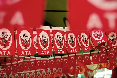Türk ve Ata bayrakları Bahadır Gezer