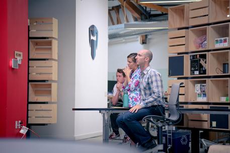 startups watching demonstration on hardware accelerator in san francisco