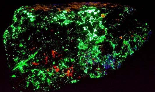 fluorescent HARDYSTONITE, CLINOHEDRITE, FLUORAPATITE, Willemite, Franklinite, Calcite, Diopside Schefferite, Andradite, Franklin Mine, Franklin, Franklin Mining District, Sussex County, New Jersey, USA