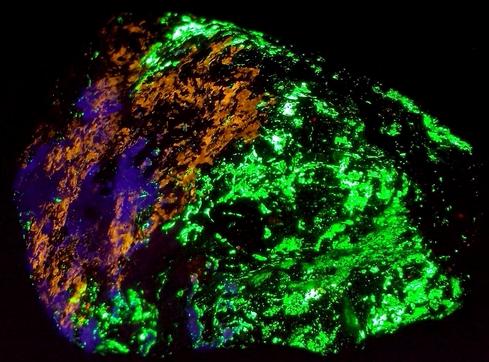 fluorescent HARDYSTONITE, CLINOHEDRITE, FLUORAPATITE, Willemite, Franklinite, Calcite, Diopside Schefferite, Andradite, Franklin Mine, Franklin, Franklin Mining District, Sussex County, New Jersey, USA