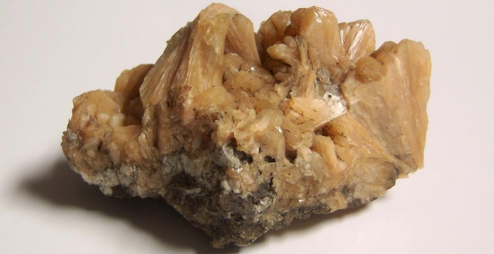 STILBITE, QUARTZ- O & G Woodbury Traprock Quarry (Orenaug Quarry; O & G No. 1 Quarry), Orenaug Hills, Woodbury, Litchfield Co., Connecticut, USA - ex Bill Barrett, ex Karenne Snow