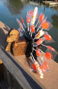 Easy DIY Thanksgiving Turkey Lollipop holder. FREE step by step instructions. www.DIYeasycrafts.com