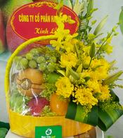 Giỏ quả kèm hoa