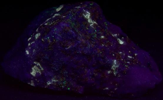 fluorescent FLUOBORITE with CHONDRODITE - Lime Crest Quarry (Lime Crest-Southdown Quarry), Sparta Township, Sussex County, New Jersey, USA