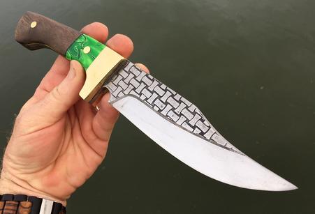 How to make a Celtic Basket Weave Bowie Knife. FREE step by step instructions. www.DIYeasycrafts.com