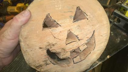 How to make beautiful Halloween pumpkin decorations from firewood logs. Easy step by step instructions. www.DIYeasycrafts.com