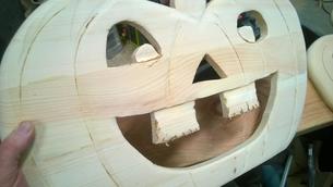 How to make Halloween Wood Pumpkin decorations. Easy step by step instructions. www.DIYeasycrafts.com