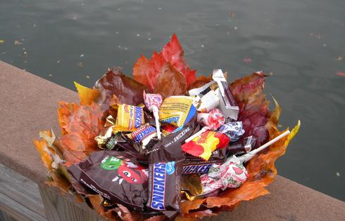 Easy DIY Mod Podge leaf basket. www.DIYeasycrafts.com