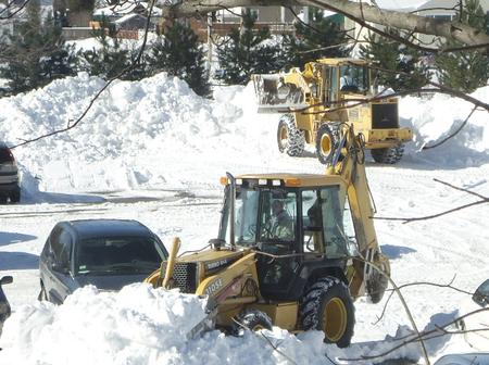 Clearing parking lot of snow. Presentato Landscaping.