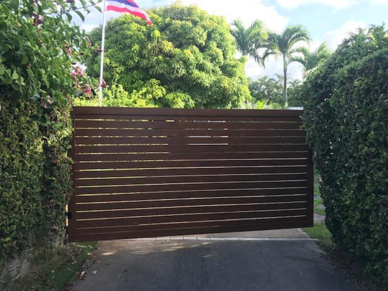 Island Style Gates, Aluminum gates Hawaii, Driveway gate Honolulu, Privacy Gates Oahu, Custom Gates Oahu, Automatic Gates Hawaii, modern aluminum driveway gates