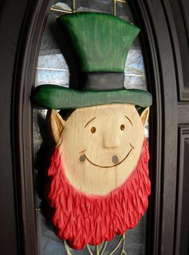 How to easily make a carved wood Leprechaun St. Patricks Day decoration. FREE step by step instructions. www.DIYeasycrafts.com