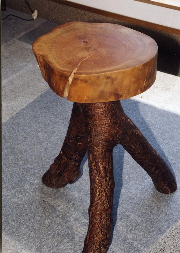 galaxistudio-functional-sculpture-yamazakura-mountain-cherry-wood-stool-pedestal-small-table-tripod