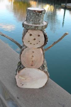 How to make a firewood snowman Christmas decoration. www.DIYeasycrafts.com