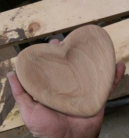 Heart Bowl easy DIY Valentines Day woodworking craft project. FREE step by step instructions. www.DIYeasycrafts.com