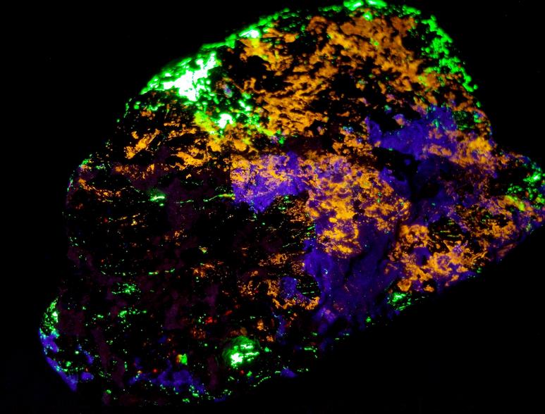 fluorescent HARDYSTONITE, CLINOHEDRITE, FLUORAPATITE, Willemite, Franklinite, Calcite, Diopside Schefferite, Andradite, Franklin Mine, Franklin, Franklin Mining District, Sussex County, New Jersey, USA - for sale