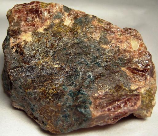 grape WILLEMITE, blue FLUORAPATITE, ANDRADITE, CALCIT, DIOPSIDE schefferite - Franklin Mine, Franklin, Franklin Mining District, Sussex County, New Jersey, USA - ex Rutgers Geology Museum