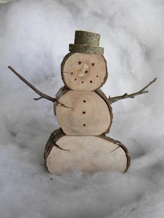 How to make a firewood snowman Christmas decoration. www.DIYeasycrafts.com