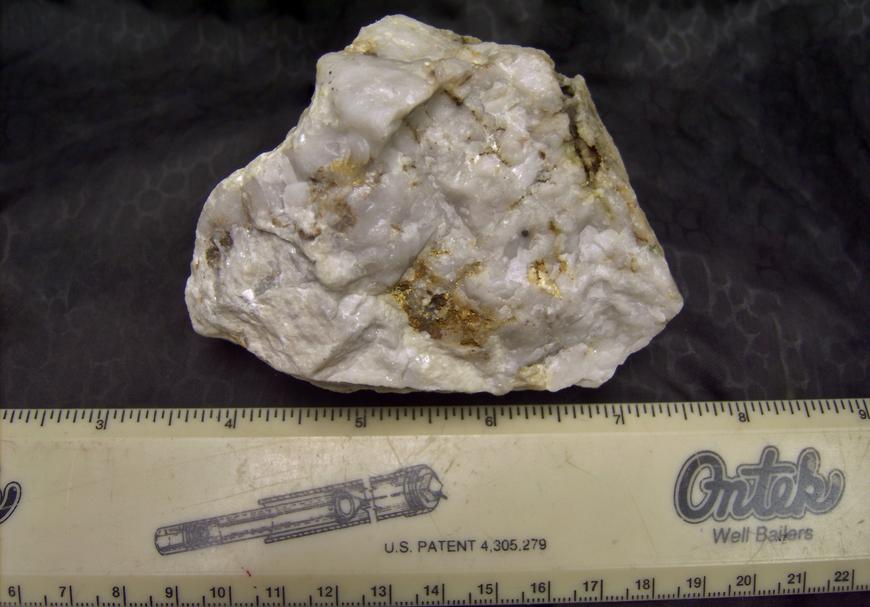 fluorescent SCHEELITE, QUARTZ, carbonates - Furniss Mine, Concord, Cabarrus County, North Carolina, USA - for sale