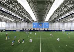 alumnos entrenando en Manchester City Academy
