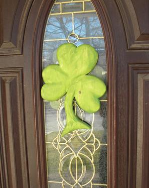 How to easily make a carved wood Clover St. Patricks Day decoration. FREE step by step instructions. www.DIYeasycrafts.com