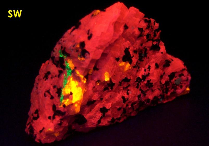 fluorescent WOLLASTONITE, BARYTE, CALCITE, WILLEMITE, DIOPSIDE, ANRDADITE, Franklin Mine, Franklin, Franklin Mining District, Sussex County, New Jersey, USA