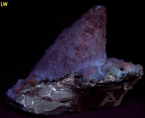 fluorescent calcite, asphaltum, Clay Center, Ottawa County, Ohio, ex Robert Batic, ex Kohnowich